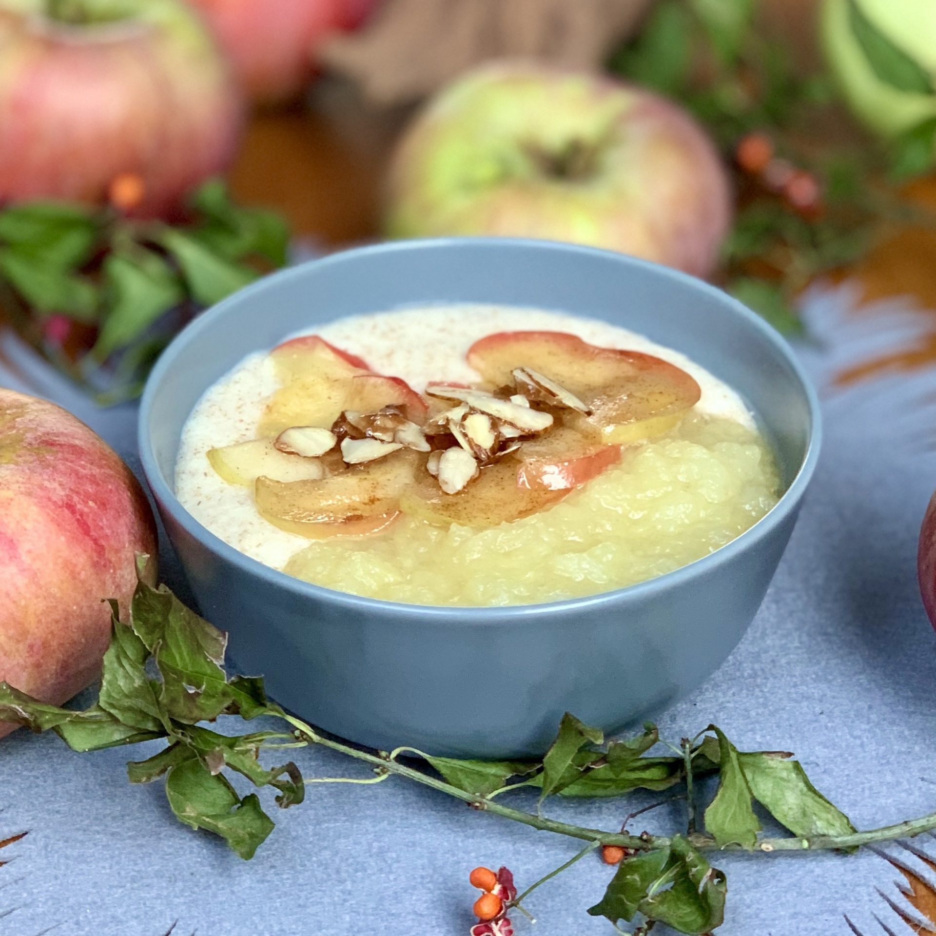 Süßer Dinkel-Grießbrei mit Apfelkompott &amp; karamellisieren Äpfeln ...