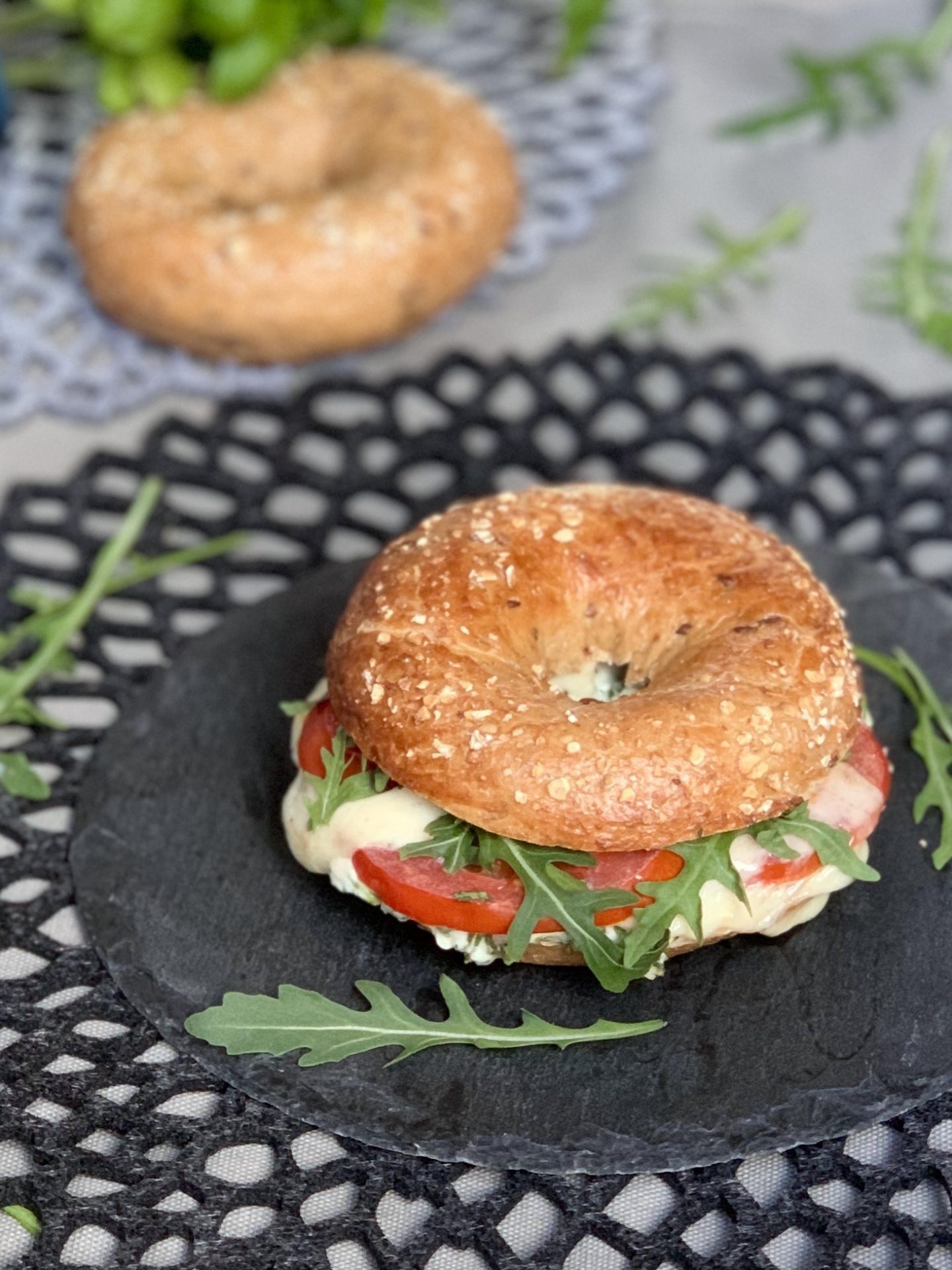 Tomate-Mozzarella Bagel - selbstkreiert Tomate-Mozzarella Bagel - selbstkreiert
